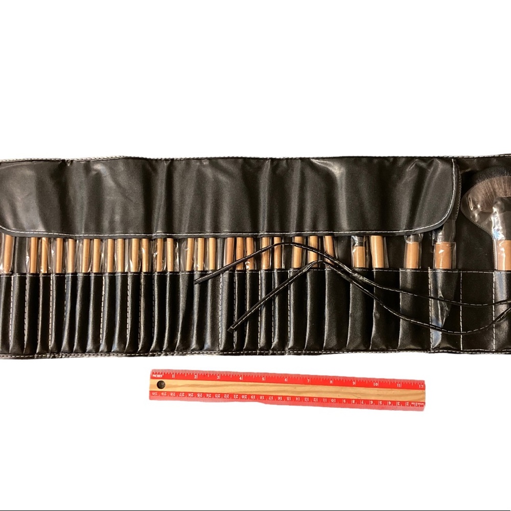 SOLD NEW 30 piece Makeup Brush Set in Carrying travel storage case - Picture 9 of 10